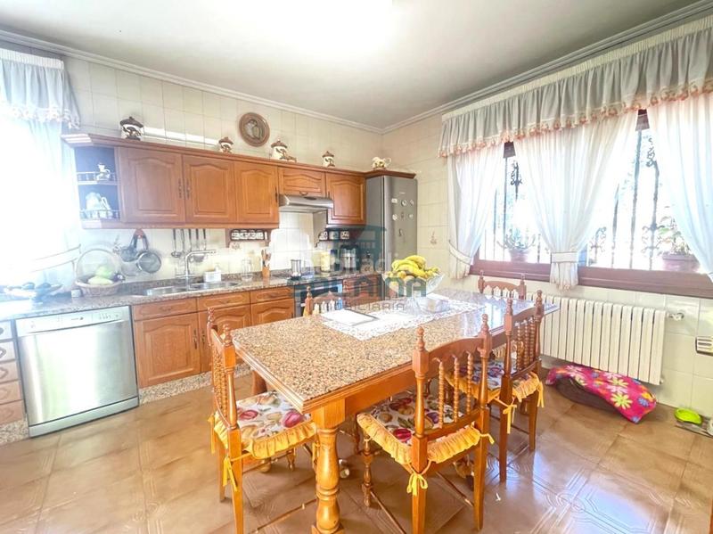 Foto c8db912f-143b-4997-bdb2-7d115af53bf9. House with heating parking in A Carballeira Ourense