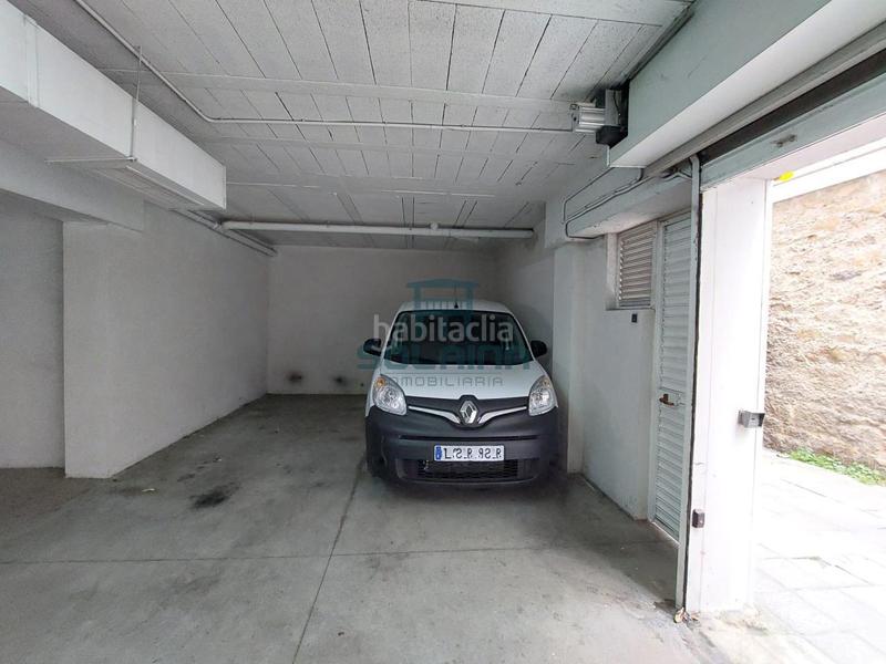 Foto 8a1219b2-f728-4f6a-b018-73e0cf28b25b. Autoparkplatz in Rúa (A)