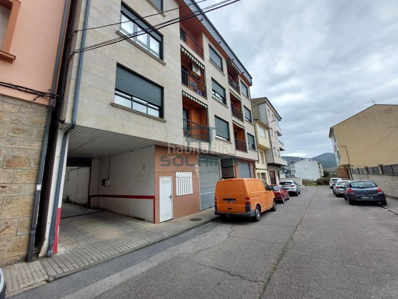 Foto 9ed06fff-12c9-4e75-8268-e7ad037484ef. Autoparkplatz in Rúa (A)