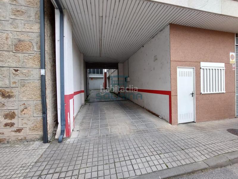 Foto d8e51901-95f4-4e39-b71c-e0e70dbacaf4. Autoparkplatz in Rúa (A)