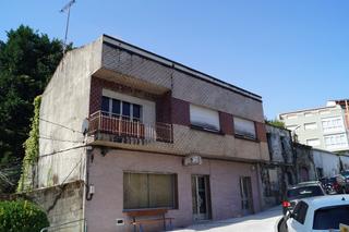 Maison jumelée à Travesía bao 7. Asa situada en el centro de  boiro para reformar