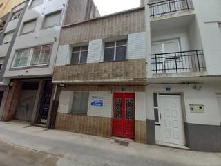 Casa aparellada  Rúa pérez galdós. Casa con amplio terreno en el centro de ribeira