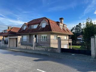 Xalet a Vilagarcía. Se vende chalet de piedra en urbanizacion