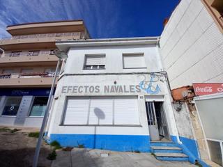 Edificio  Rúa cobasa. Edificio en fachada maritima en aguiño