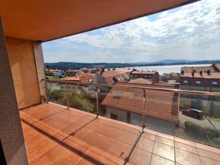 Pis a Rúa fontefría 27. Piso de dos dormitorios en escarabote con terraza y vistas al ma