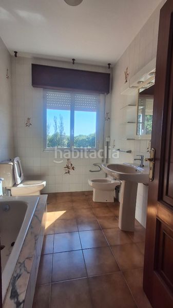Foto ae76f7e0-0360-448e-97ef-e3b019097788. Xalet amb xemeneia aparcament a Oleiros Ribeira
