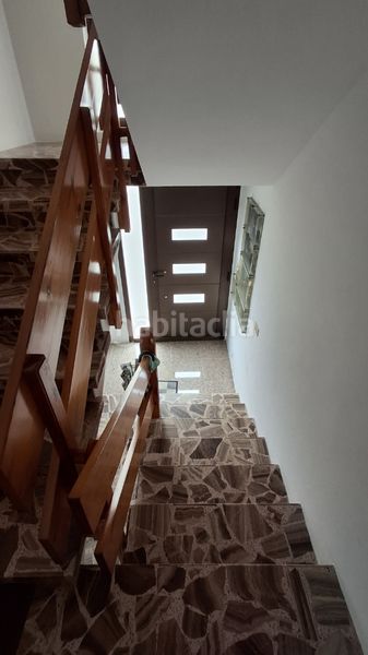 Foto cf7a21de-7499-4112-8fb5-7cf06c551b2b. Edifici a urbanización escarabote 154 a Boiro