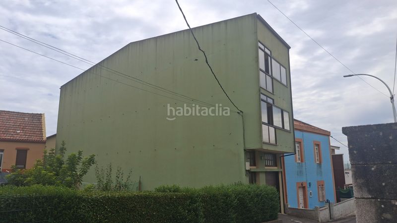Foto e8a8cca8-cfb3-4fcb-a87e-cfb1d50f64ae. Edifici a urbanización escarabote 154 a Boiro