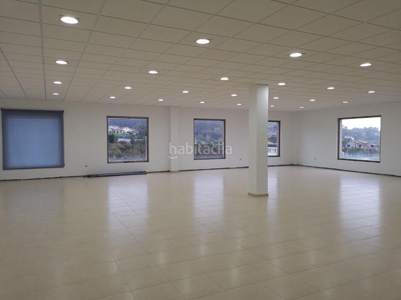 Foto 2f98b6d8-7c26-43ff-80f0-5f686f512f09. Alquiler local comercial en avenida cambados 69 en Meis