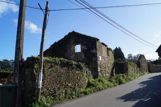 Maison à Rua triñanes 70. Venta de terreno con dos estructuras de viviendas de piedra