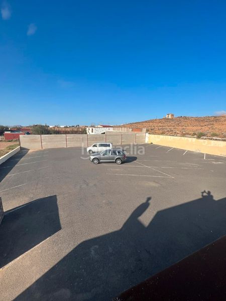 Foto f2bea285-3d34-4dc5-827b-4ab182cfbd91. Edificio en Triquivijate Antigua