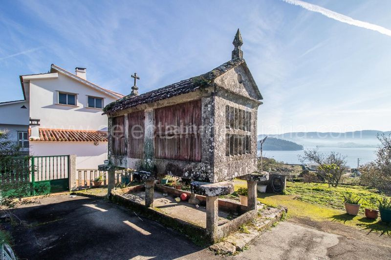 Foto 3ca701fe-aba5-46d5-affe-8844a523b272. Casa amb calefacció aparcament a Combarro Poio