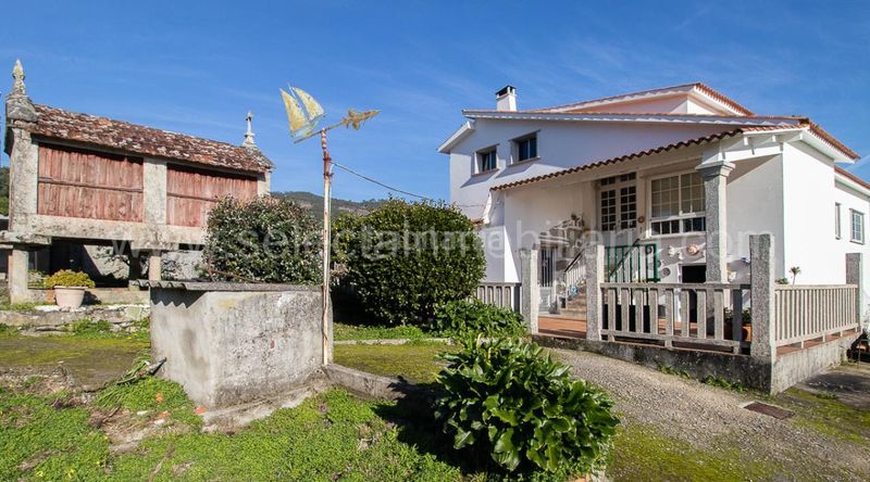 Foto 7d49e43d-8450-4c09-9bd6-219370b0704a. Casa amb calefacció aparcament a Combarro Poio