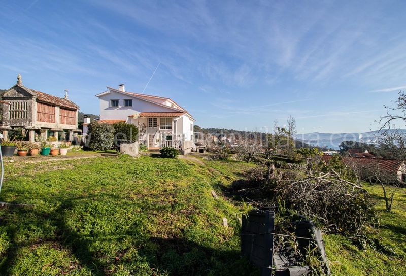 Foto 8137fb07-51df-4308-80f2-18693362d276. Casa amb calefacció aparcament a Combarro Poio