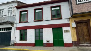 Casa adosada en Neda. Amplia casa en neda en zona urbana