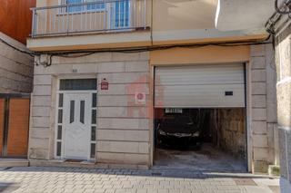 Location Local commercial à Cangas Pueblo. En exclusiva !!!bajo comercial lóbrego con terreno en la parte t