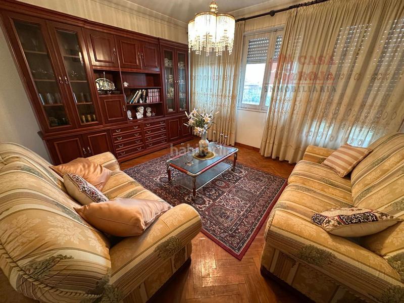 Foto 04d18815-1db9-4e45-a77e-0aa86a4ba1eb. Casa  de dos plantas cerca de la estación marítima. en Cangas