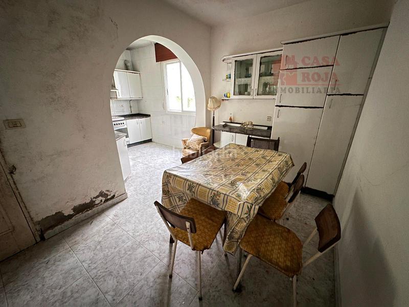 Foto 1733cc63-b4d2-440b-97fe-c0e2cc4432f7. Casa  de dos plantas cerca de la estación marítima. en Cangas