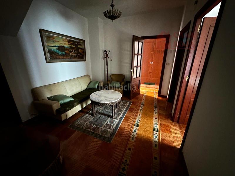 Foto 213c31bc-b66b-4f1f-9025-2098d95a7eae. Casa  de dos plantas cerca de la estación marítima. en Cangas