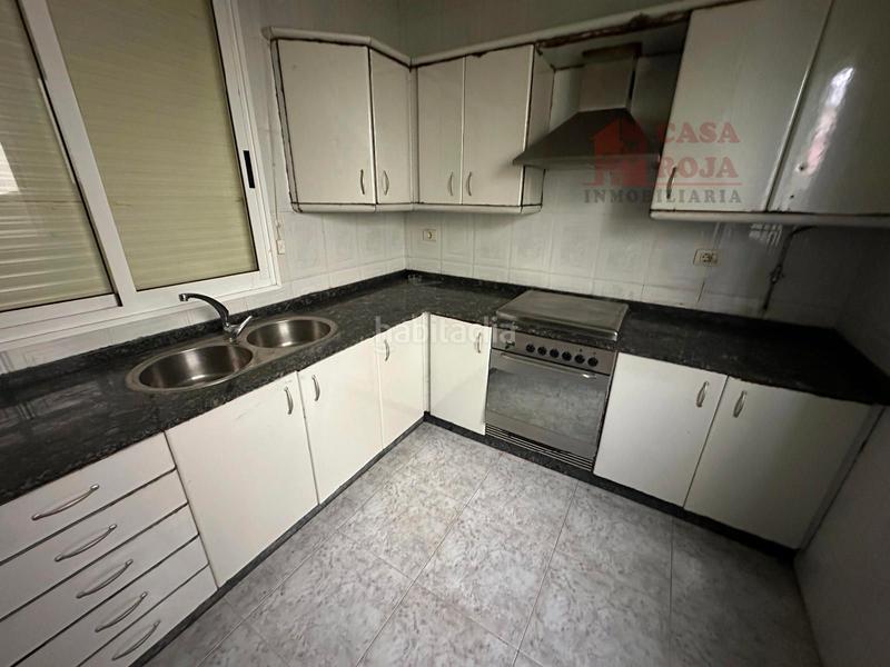 Foto 260fbdc8-1310-4e26-8a6b-5537e660d487. Casa  de dos plantas cerca de la estación marítima. en Cangas