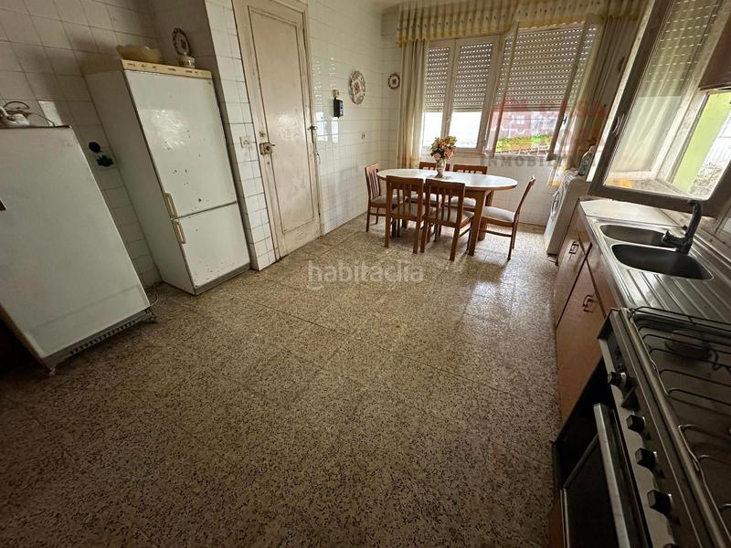 Foto 3913aa5f-c623-491c-9874-1ed0f1ab338e. Casa  de dos plantas cerca de la estación marítima. en Cangas