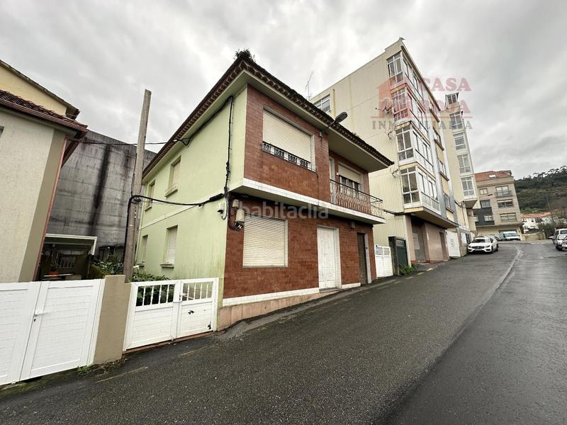 Foto 5221ead9-d229-44d7-a8ef-2e25727fb95d. Casa  de dos plantas cerca de la estación marítima. en Cangas