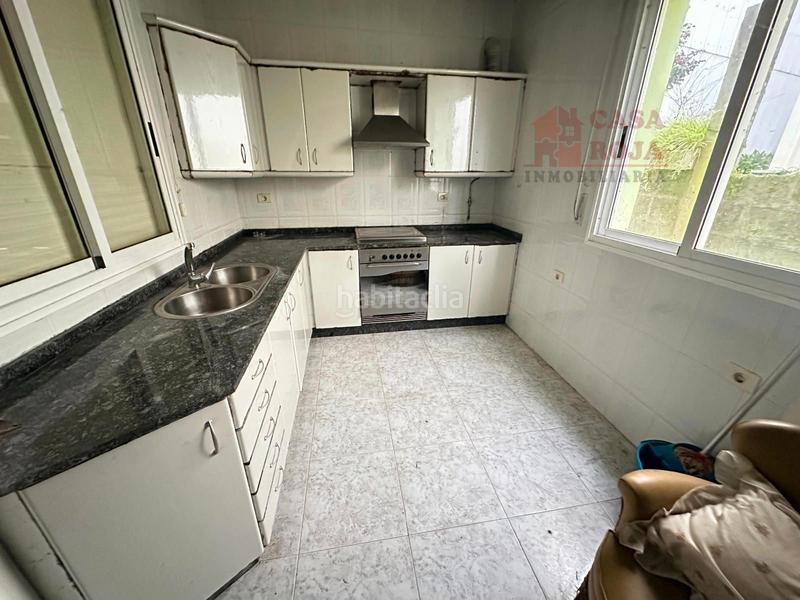 Foto 580eb469-174d-4203-b19f-7367a37d2038. Casa  de dos plantas cerca de la estación marítima. en Cangas