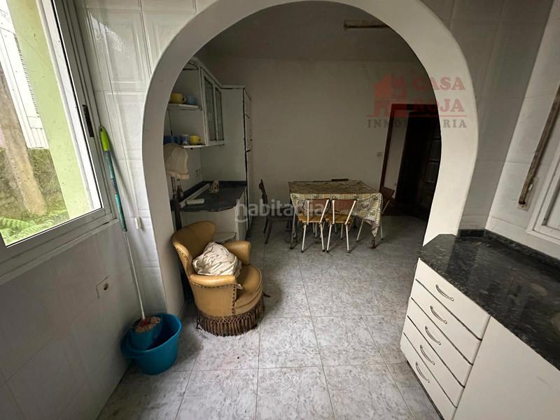 Foto 5b35ecad-31bb-4245-8e9c-8ea0d77d378e. Casa  de dos plantas cerca de la estación marítima. en Cangas