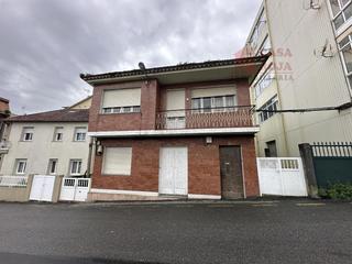 Casa a Cangas Pueblo. Casa de dos plantas cerca de la estación marítima.