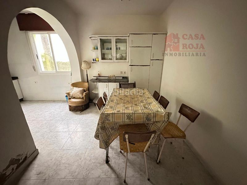 Foto cb992f28-86ab-40e8-a48e-7fab488f8145. Casa  de dos plantas cerca de la estación marítima. en Cangas