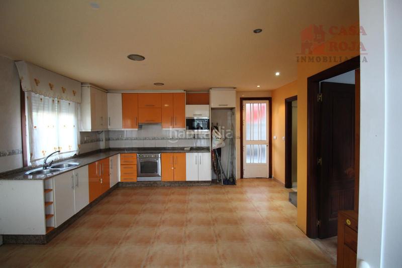Foto 4f2733e0-669c-4241-b63a-404bee939d1d. Casa  independiente en abelendo con finca y vistas parciales al mar. en Moaña