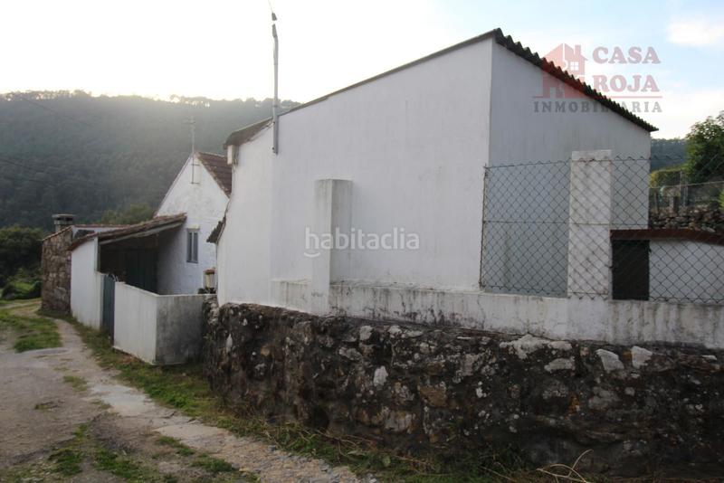 Foto 996edb0f-1352-44fa-be91-67368af0a4d2. Casa  pareada en venta para reformar en Coiro. en Cangas