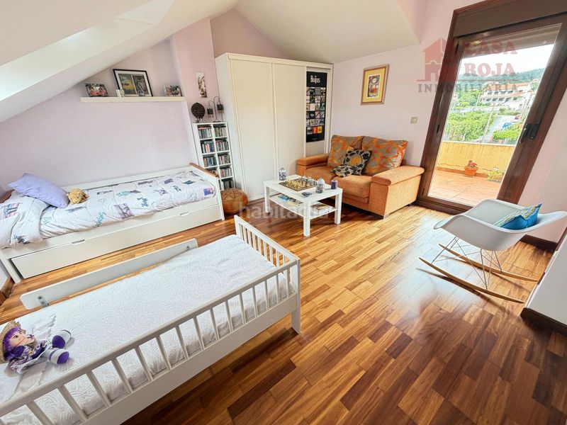 Foto 4c325414-07e7-43a5-b312-bd90fec2346e. Casa adossada amb calefacció aparcament a Darbo Cangas