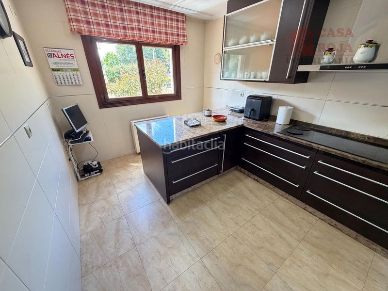 Foto efbaf39e-5661-4d89-8ad2-bad9185a2603. Casa adossada amb calefacció aparcament a Darbo Cangas