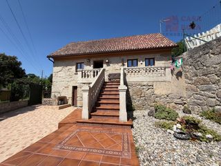 Xalet  Rúa de veiga da arca. Casa de piedra en moaña con finca, a tan solo 350 metros del mar