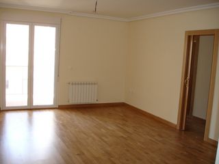 Miete Etagenwohnung in Imaginalia - Llanos del Águila. Piso zona imaginalia sin muebles con garaje y trastero