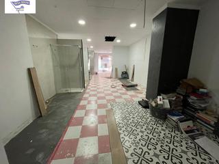 Lloguer Local Comercial a Centro. Amplio local en zona villacerrada