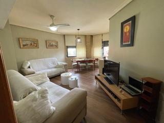 Appartement à El Pilar. Piso de tres habitaciones y dos baños en el pilar