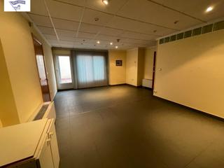 Rent Office space in Feria. Oficina en pleno centro.