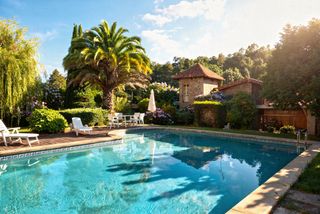 Chalet en Lugar lambre 9. Casa de estilo r�stico con piscina junto al r�o lambre.