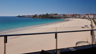 Pis  Paseo praia de silgar 1. Vivienda en primera línea de playa con terraza frente al mar de