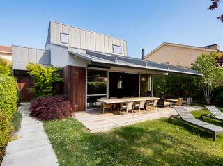Chalet  Rúa galatea 18. Vivienda unifamiliar de diseño contemporáneo en icaria, oleiros