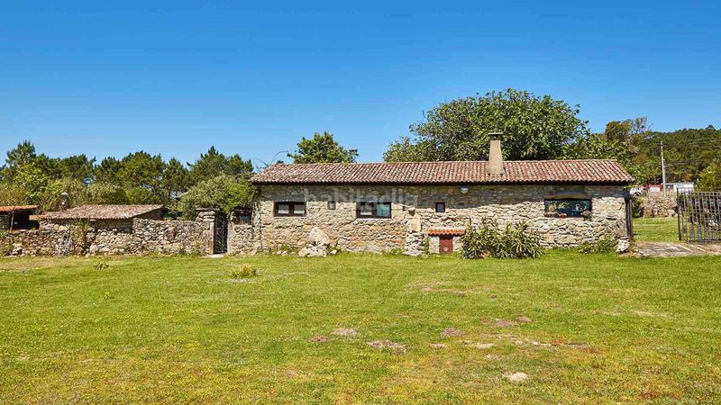 Foto 43dabbba-38bd-420f-a80e-1348da329009. Casa amb xemeneia aparcament a Corrubedo Ribeira