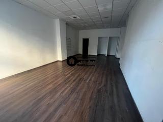 Location Local commercial à El Pilar. Inmobiliaria tejares alquila con opción a compra local zona pila