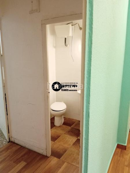 Foto dc6f0835-4f71-4f07-943a-af07dd6df37e. Alquiler local comercial inmobiliaria tejares alquila muy buen local zona centrovilla cerrada en Albacete