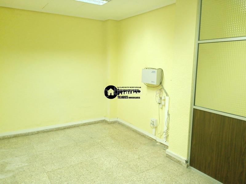 Foto 0cf6c2d9-4eff-41c4-b346-601d7060b728. Alquiler local comercial inmobiliaria tejares alquila amplio local en zona parque linealpuente de madera en Albacete