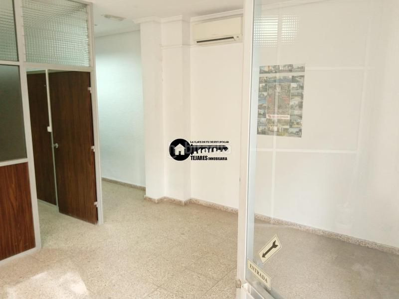 Foto ca0ef381-637a-4898-8c41-d5fd53e7af4f. Alquiler local comercial inmobiliaria tejares alquila amplio local en zona parque linealpuente de madera en Albacete