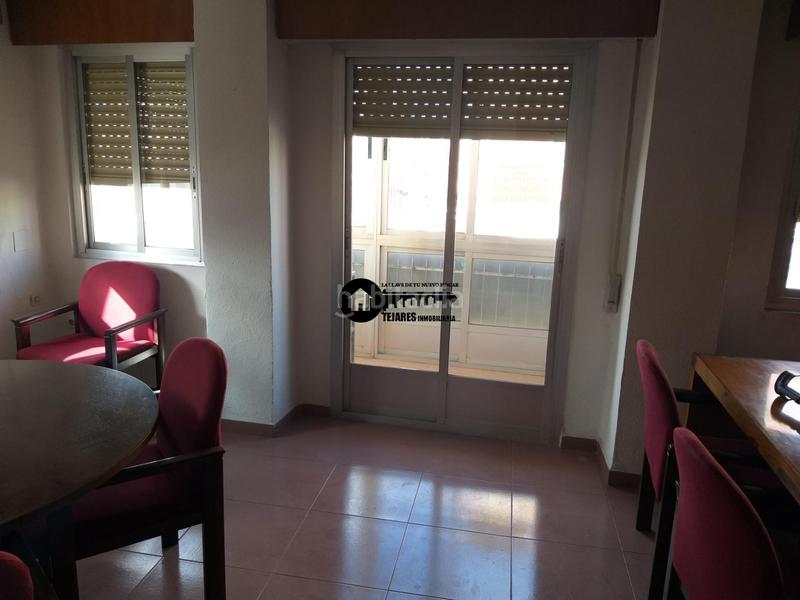 Foto 1b0c8726-1124-44c5-85b0-7a9a4e1ab034. Alquiler piso inmobiliaria tejares alquila piso para oficinas en zona fiesta del arbol en Albacete