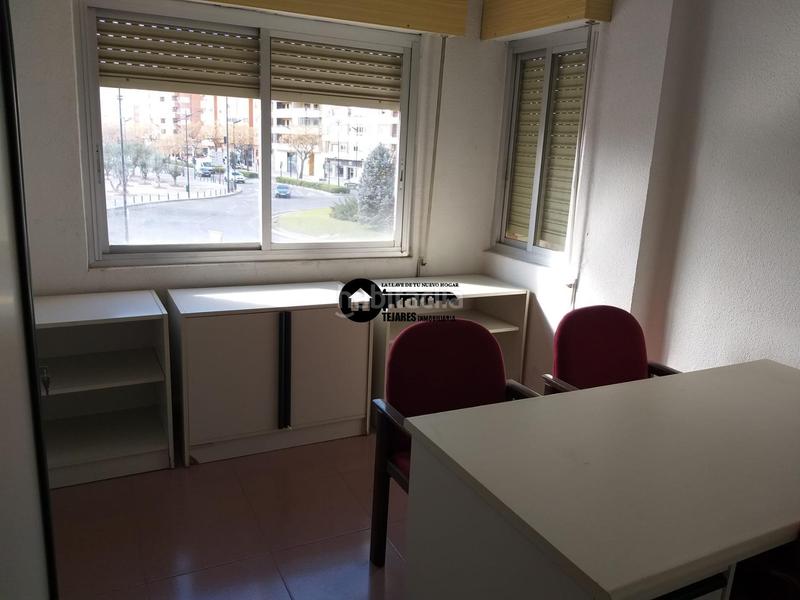 Foto 6f0b9289-78a3-41d5-9438-3fe8f752960e. Alquiler piso inmobiliaria tejares alquila piso para oficinas en zona fiesta del arbol en Albacete