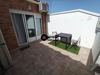 Lloguer Àtic a Industria. Inmobiliaria tejares alquila atico zona industria